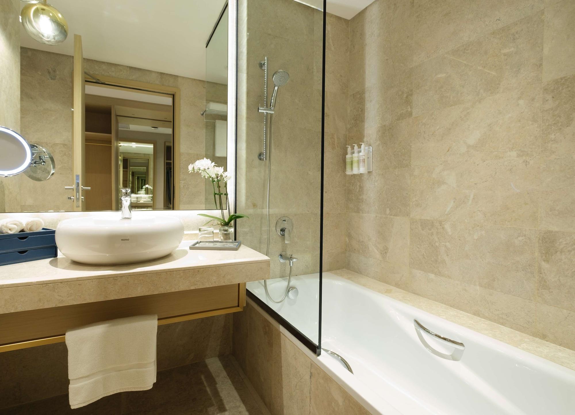 Maani Muscat Hotel & Suites Bagian luar foto