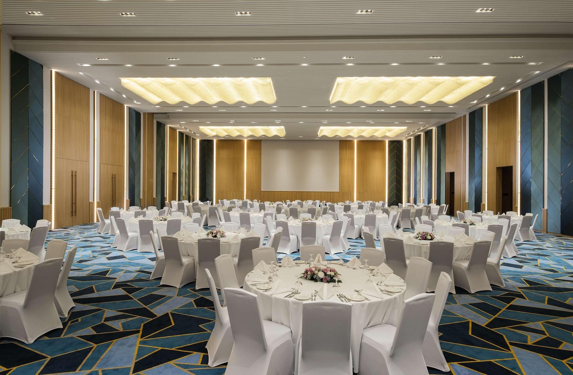 Maani Muscat Hotel & Suites Bagian luar foto