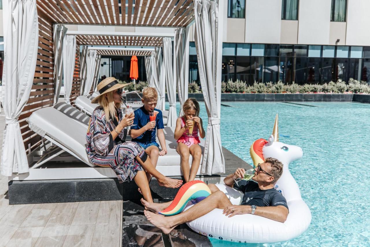 Maani Muscat Hotel & Suites Bagian luar foto